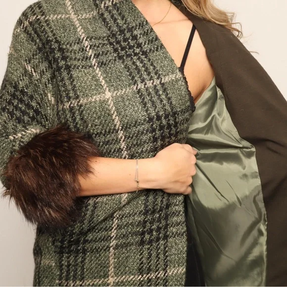 Vintage Wool Plaid Open Front Coat with Faux Fur Cuffs - Picture 5 of 5